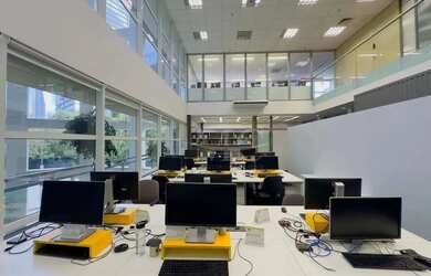 Imagem: O depósito possui 5 Vagas na garagem, 320m² de Área e está