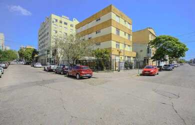 Imagem: O apartamento possui 3 Dormitórios, 1 Banheiro, 1 Vaga na garagem