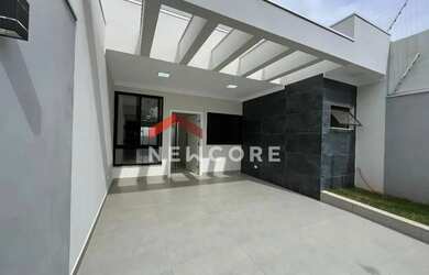 Imagem: A casa possui 3 Dormitórios, 1 Banheiro, 2 Vagas na garagem