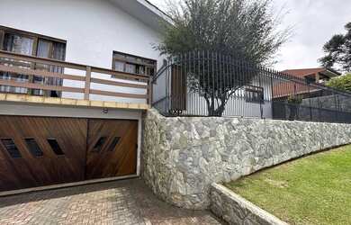 Imagem: A casa possui 3 Dormitórios, 2 Banheiros, 2 Vagas na garagem