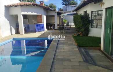 Imagem: A casa possui 5 Dormitórios, 5 Banheiros, 3 Vagas na garagem