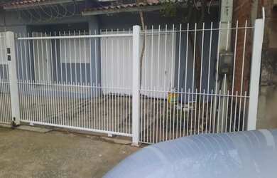 Imagem: A casa possui 4 Dormitórios, 2 Banheiros, 2 Vagas na garagem