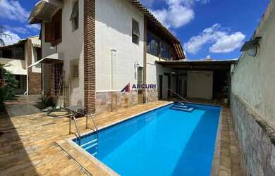 Imagem: A casa possui 5 Dormitórios, 5 Banheiros, 4 Vagas na garagem