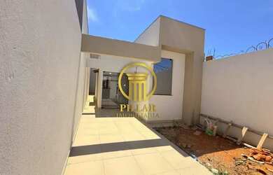 Imagem: A casa possui 3 Dormitórios, 1 Banheiro, 1 Vaga na garagem