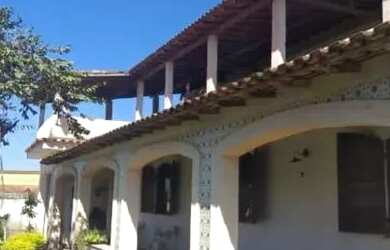 Imagem: A casa possui 3 Dormitórios, 4 Banheiros, 5 Vagas na garagem