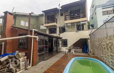 Imagem: A casa possui 4 Dormitórios, 5 Banheiros, 3 Vagas na garagem