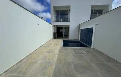 Imagem: A casa possui 2 Dormitórios, 3 Banheiros, 2 Vagas na garagem