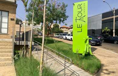 Imagem: O depósito possui 5 Vagas na garagem e está localizado em