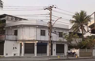 Imagem: O depósito possui 4 Vagas na garagem e 46m² de Área e está