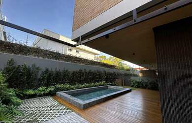 Imagem: O apartamento possui 4 Dormitórios, 1 Banheiro, 2 Vagas na