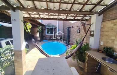 Imagem: A casa possui 2 Dormitórios, 2 Banheiros, 2 Vagas na garagem