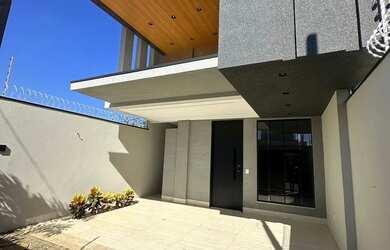 Imagem: A casa possui 3 Dormitórios, 3 Banheiros, 2 Vagas na garagem