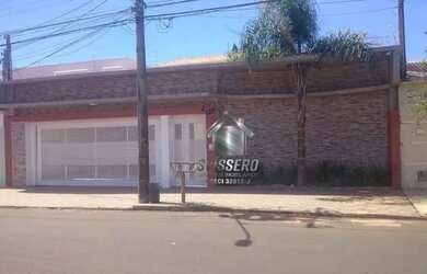 Imagem: A casa possui 4 Dormitórios, 2 Banheiros, 5 Vagas na garagem