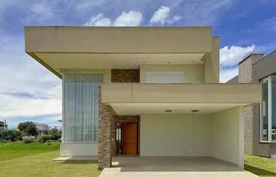 Imagem: A casa em condomínio possui 4 Dormitórios, 5 Banheiros, 2