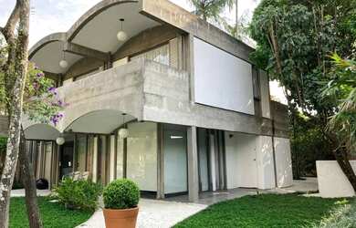 Imagem: A casa possui 4 Dormitórios, 4 Banheiros, 2 Vagas na garagem