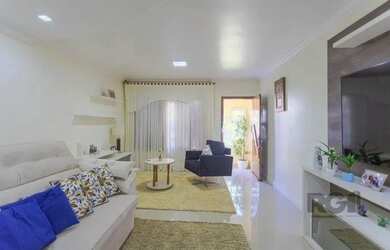 Imagem: A casa possui 4 Dormitórios, 3 Banheiros, 2 Vagas na garagem