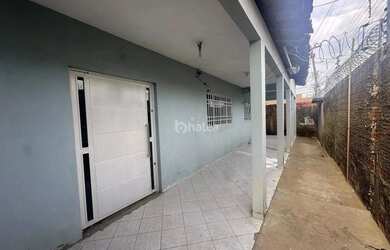 Imagem: A casa possui 3 Dormitórios, 2 Banheiros, 1 Vaga na garagem