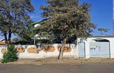 Imagem: A casa possui 5 Dormitórios, 3 Banheiros, 4 Vagas na garagem