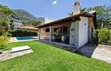 Imagem: A casa possui 3 Dormitórios, 2 Banheiros, 207m² de Área e