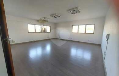 Imagem: O depósito possui 50m² de Área e está localizado em Pinheirinho