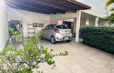 Imagem: A casa possui 4 Dormitórios, 3 Banheiros, 4 Vagas na garagem