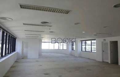 Imagem: O depósito possui 5 Vagas na garagem e 223m² de Área e está