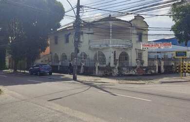 Imagem: O depósito possui 4 Vagas na garagem, Varanda e está localizado