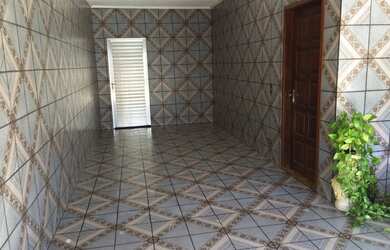 Imagem: A casa possui 3 Dormitórios, 2 Banheiros, 4 Vagas na garagem