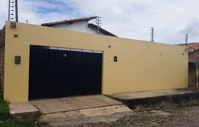 Imagem: A casa possui 3 Dormitórios, 2 Banheiros, 3 Vagas na garagem