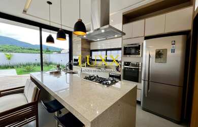 Imagem: A casa em condomínio possui 4 Dormitórios, 5 Banheiros, 4