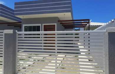 Imagem: A casa possui 3 Dormitórios, 1 Banheiro, 2 Vagas na garagem