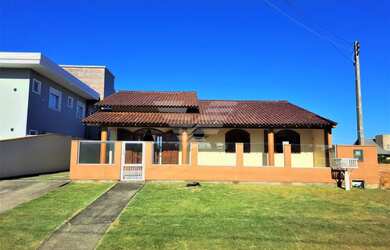 Imagem: A casa possui 4 Dormitórios, 3 Banheiros, 4 Vagas na garagem