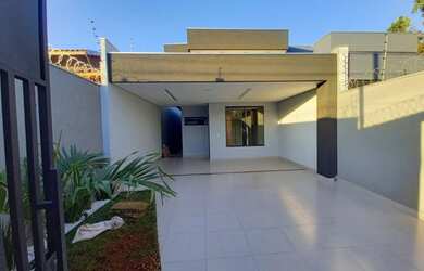 Imagem: A casa possui 3 Dormitórios, 3 Banheiros, 3 Vagas na garagem