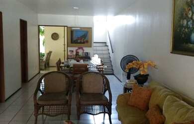 Imagem: A casa possui 4 Dormitórios, 4 Banheiros, 2 Vagas na garagem