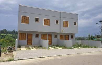 Imagem: A casa possui 2 Dormitórios, 1 Banheiro, 1 Vaga na garagem