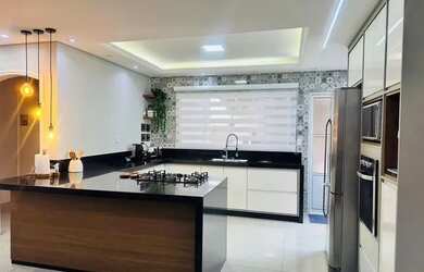 Imagem: A casa possui 3 Dormitórios, 2 Banheiros, 3 Vagas na garagem