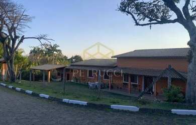 Imagem: A casa em condomínio possui 4 Dormitórios, 3 Banheiros, 5