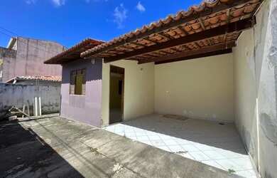 Imagem: A casa possui 3 Dormitórios, 2 Banheiros, 2 Vagas na garagem