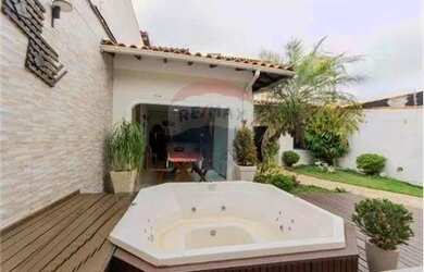 Imagem: A casa possui 4 Dormitórios, 4 Banheiros, 5 Vagas na garagem