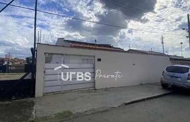 Imagem: A casa possui 3 Dormitórios, 2 Banheiros, 5 Vagas na garagem