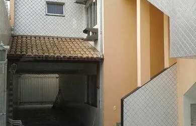 Imagem: A casa possui 5 Dormitórios, 3 Banheiros, 3 Vagas na garagem