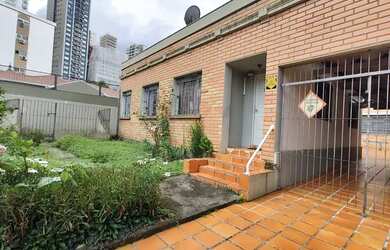 Imagem: A casa possui 4 Dormitórios, 2 Banheiros, 3 Vagas na garagem