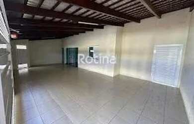 Imagem: A casa possui 3 Dormitórios, 5 Banheiros, 4 Vagas na garagem