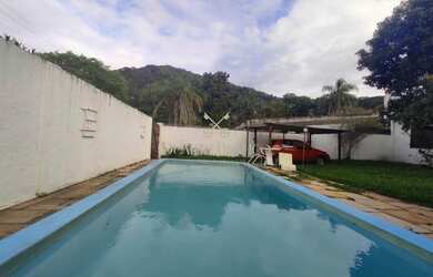 Imagem: A casa possui 4 Dormitórios, 3 Banheiros, 4 Vagas na garagem