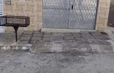 Imagem: A casa possui 2 Dormitórios, 1 Banheiro, 2 Vagas na garagem