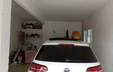 Imagem 1: Troco ou vendo casa de dois pisos por casa na praia guarda do Embaú,...