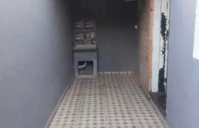 Imagem: A casa possui 3 Dormitórios, 2 Banheiros, 1 Vaga na garagem