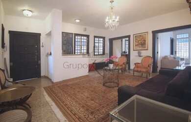 Imagem: A casa possui 5 Dormitórios, 5 Banheiros, 5 Vagas na garagem