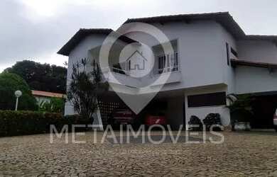 Imagem: A casa possui 4 Dormitórios, 5 Banheiros, 4 Vagas na garagem