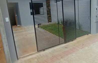 Imagem: A casa possui 2 Dormitórios, 2 Banheiros, 2 Vagas na garagem